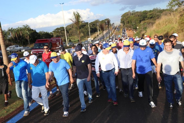 Governador Marconi Perillo com autoridades faz caminhada de Goiânia para Trindade na nova GO-060
