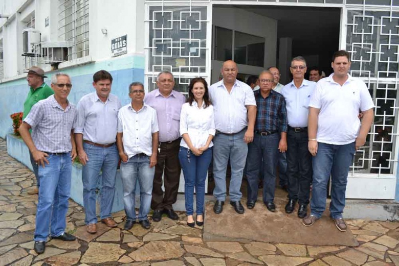 Eronildo com a primeira-dama Vanuza e vereadores na porta da prefeitura após carreata nas ruas da cidade