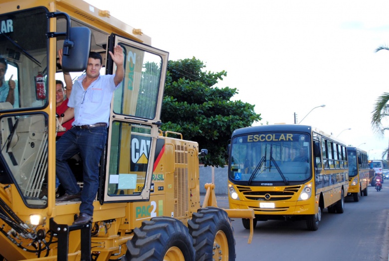 Suélio acena para a população de Santa Terezinha, na patrol: cidade recebeu mais dois ônibus escolares