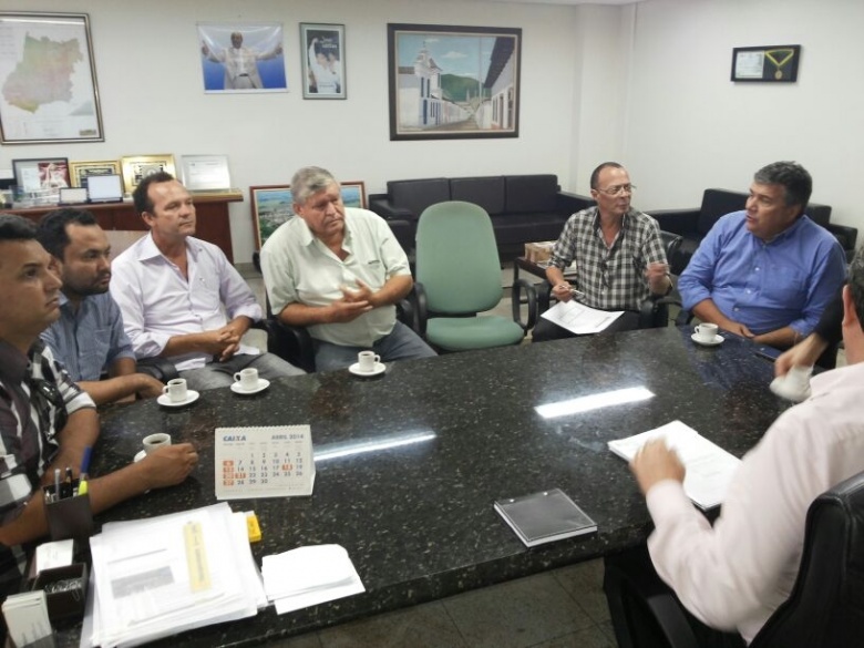 Ival Avelar, prefeito de Jaraguá, com assessores para entrega de projeto para pavimentação de ruas na cidade