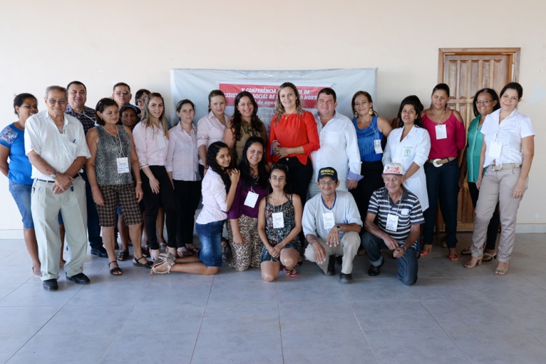 Prefeito Elton e primeira-dama Elaine com participantes da conferência na cidade de Estrela do Norte
