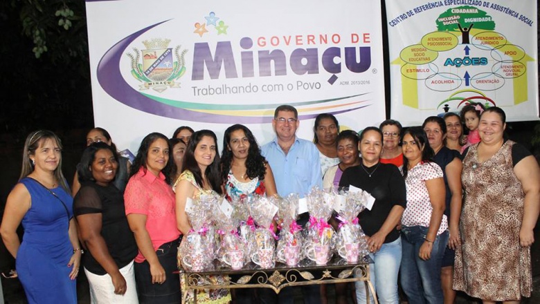 Prefeito Maurides e primeira-dama Maria Nunes com as alunas do curso de salgados na festa de encerramento