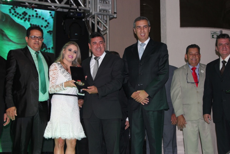 Prefeito de Itaberaí com Sandra, sua esposa, recebe homenagem da câmara ao lado do vice José Eliton