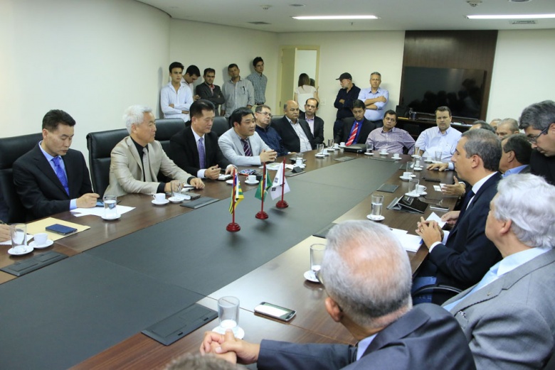 José Eliton comanda reunião com prefeitos e empresários sul-coreanos