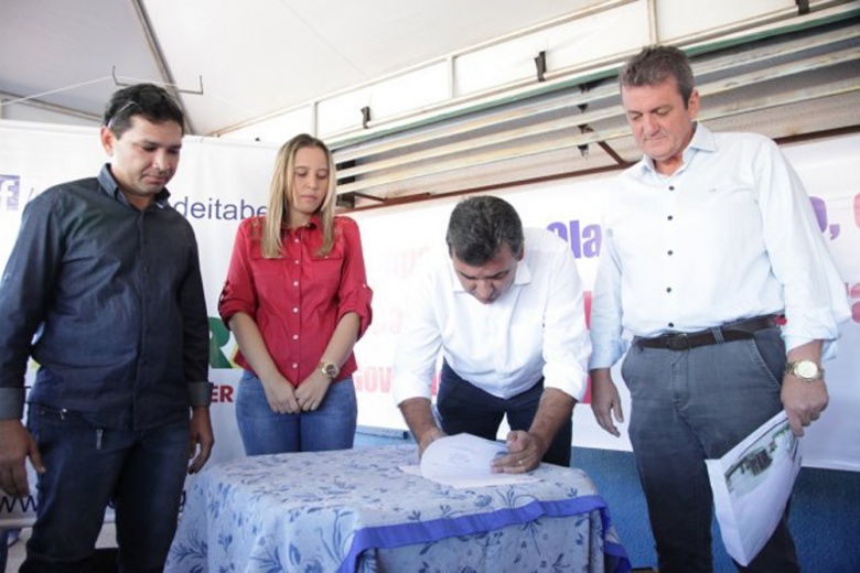 Prefeito Roberto assina ordem de serviço de obras do Hospital Municipal