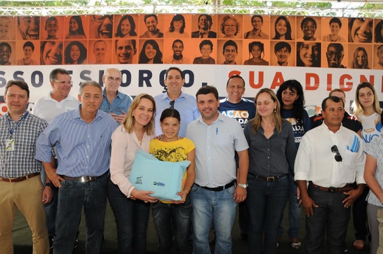 Secretária Leda Borges, Júnior Moreira, primeira-dama Andrea e autoridades entregam benefícios na cidade