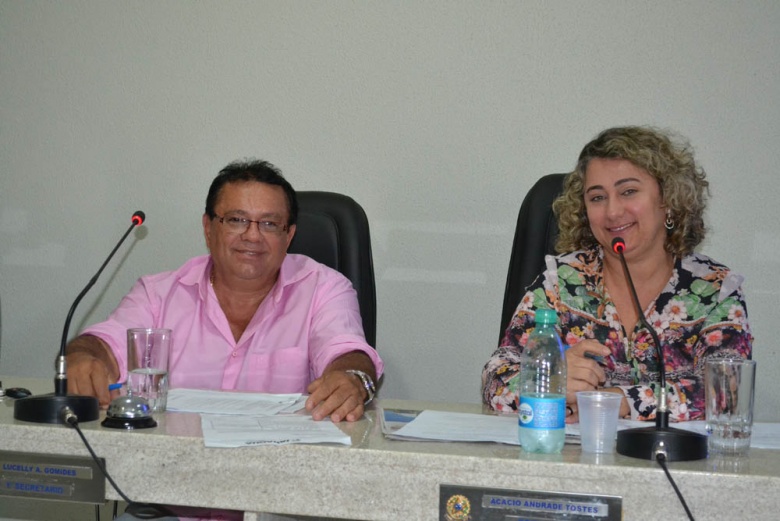 Prefeito Ziquinho e Inês Brito durante reunião para posse de novos membros do consórcio para fazer aterro