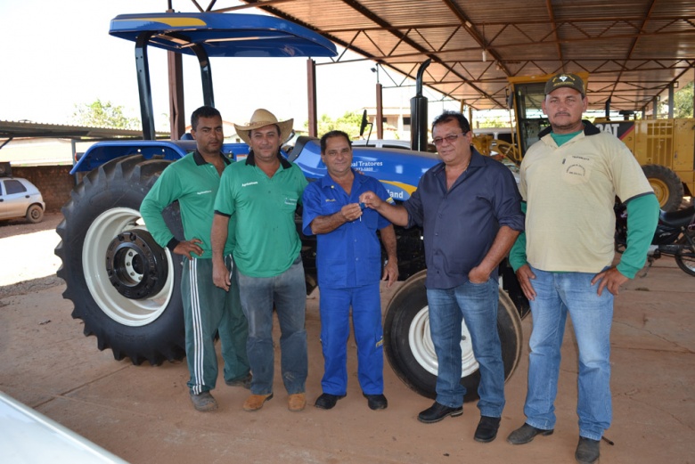 Ziquinho entrega chaves de trator para motoristas da prefeitura em São Patrício: resgate de compromissos