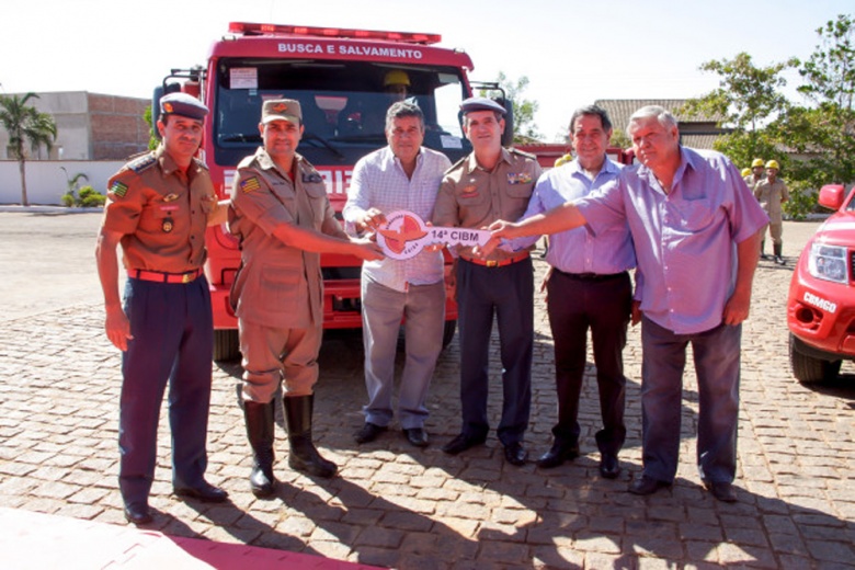 Representantes do Corpo de Bombeiros com o prefeito Ival, Nédio Leite e Hélcio Xuda, presidente da Câmara