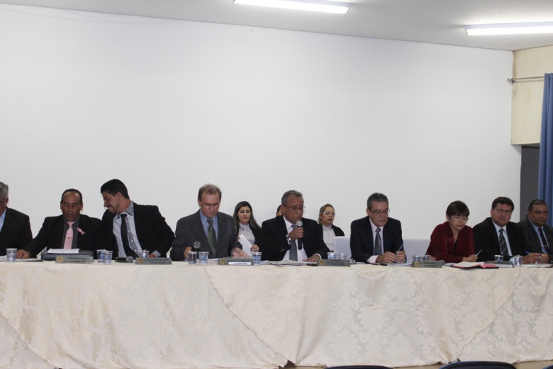 Presidente Marciliano comandou a sessão que aprovou lei que muda a estrutura organizacional da Prefeitura de Ceres e limita os comissionados
