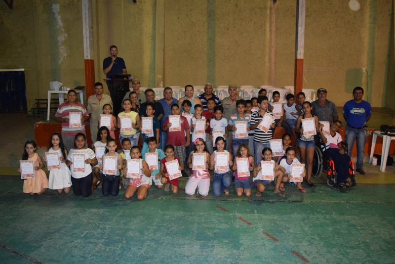 Crianças recebem seus certificados do projeto Bombeiro Por Um Dia 