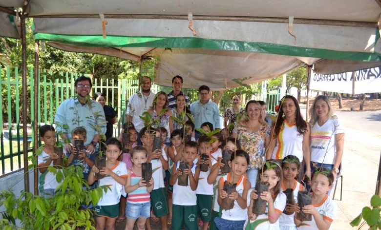 Membros da Secretaria de Meio Ambiente e alunos em ação em defesa do Rio das Almas, que sofre com estiagem