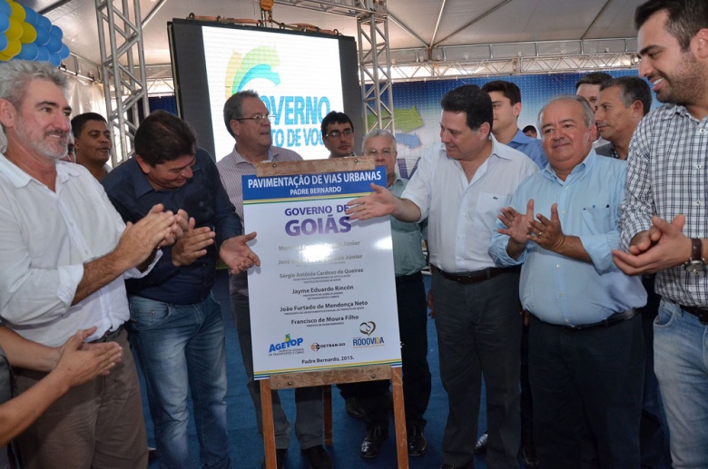 Prefeito Claudiênio Teixeira com Marconi Perillo e autoridades na inauguração de ruas em Padre Bernardo
