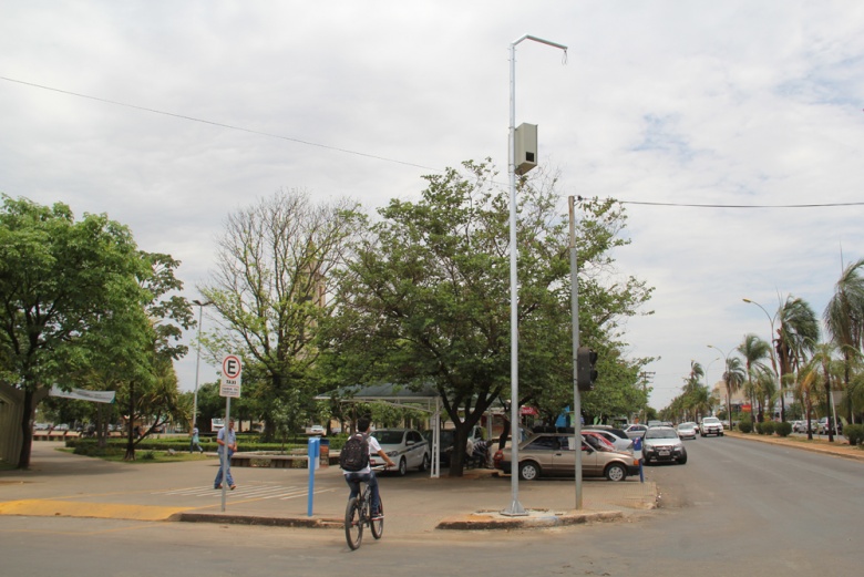 Câmera de segurança instalada em uma praça: Goianésia, cidade digital