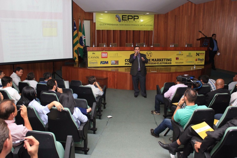Advogado Luís César Martins durante palestra sobre mudanças na legislação eleitoral e seus efeitos em 2016