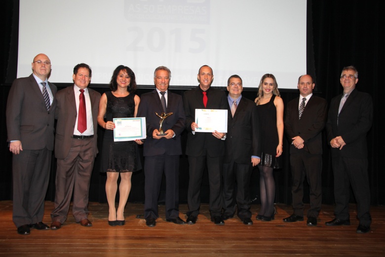 Colaboradores Sama recebendo a premiação das Empresas Psicologicamente Saudáveis do Brasil
