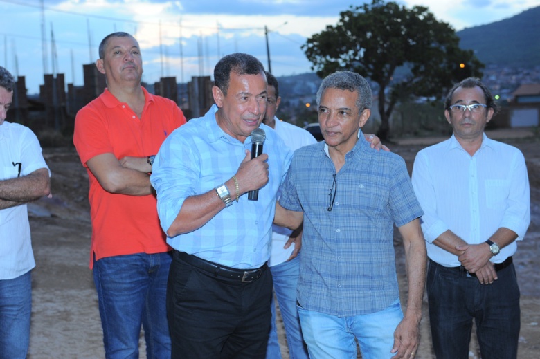 Luiz Teixeira anunciou escola no Colina Park ao lado de Almir Pedroso