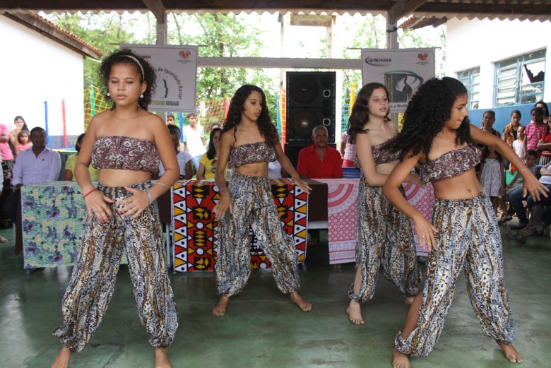 Crianças se apresentaram durante evento sobre o Dia da Consciência Negra em Minaçu