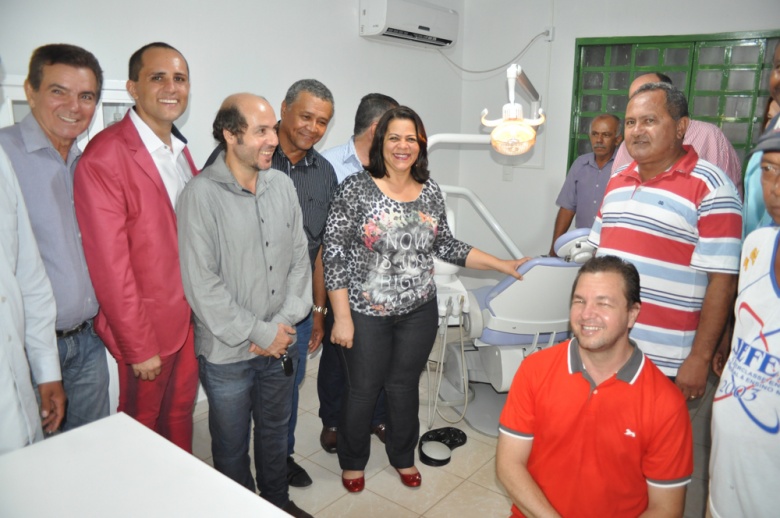 Vereadores e o vice-prefeito Francisco com Solange dentro do PSF3