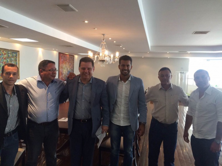 Sávio com o governador Marconi Perillo e moradores de Pilar de Goiás: pedido para pavimentar a GO-439