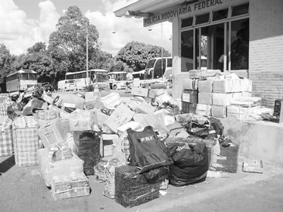 Produtos de sacoleiros apreendidos pela PRF em Porangatu
