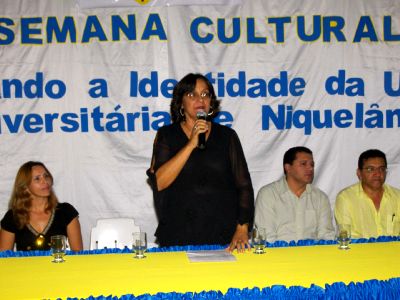 Diretora da UEG Niquelândia, Leny Rocha, na abertura do evento