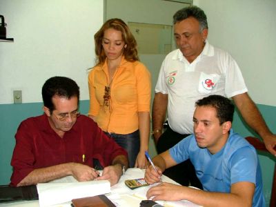 Com sua equipe de trabalho, Norberto Camargo avalia as ações 