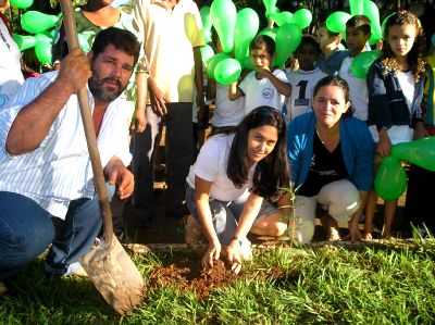 Vereador Nenén Baleia, Claudecita e a diretora Idelma plantam mudas