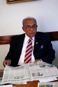 Roberto Balestra lê o Diário do Norte no seu gabinete em Brasília