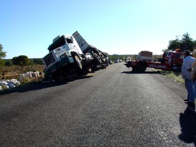 Carreta sendo virada depois de tombar próximo de Novo Planalto