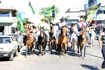 O prefeito Ronan e o vereador Rochinha durante a cavalgada 