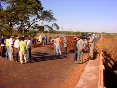 Uma grande quantidade de terra foi colocada na GO-080 para a interdição da pista, em Souzalândia