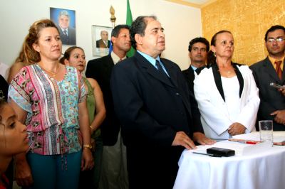 Ademir Cardoso presta juramento ao lado da primeira-dama Vilma Maria e vereadores: novo comando