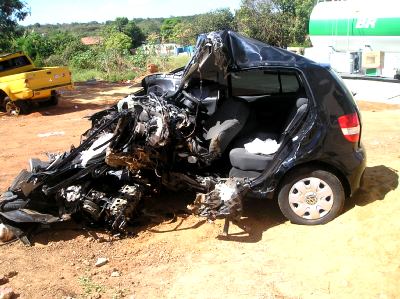 Fox e camioneta ficaram completamente destruídos: vítimas fatais