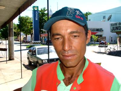 Motoboy Nelson Barbosa diz que ter a carteira assinada