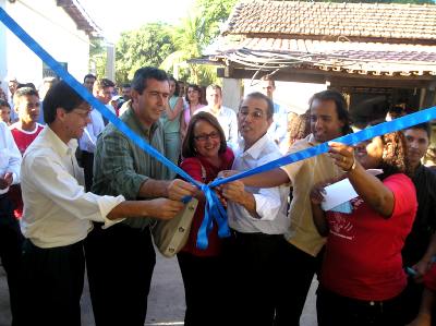 Inocêncio Borges, José Osvaldo, Neyde Aparecida, Jacques Pena, José Uilton e Tânia: fábrica de farinha 