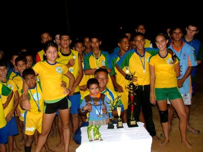 Professor Odilon e atletas que participaram do Futebol de Areia