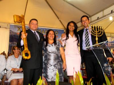 Pastor Alvéssimo e sua esposa, a missionária Edina, recebem as chaves da cidade de Niquelândia das mãos do prefeito Ronan Batista e da primeira-dama Gracilene Batista: fé e emoção no congresso da Usadego 