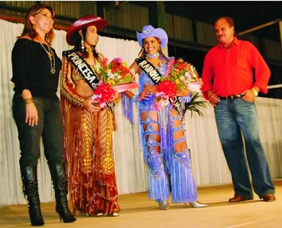 Marilene Miranda com a rainha Luana Gonçalves, a princesa Patrícia e Faustino (Pres. Sindicato Rural)