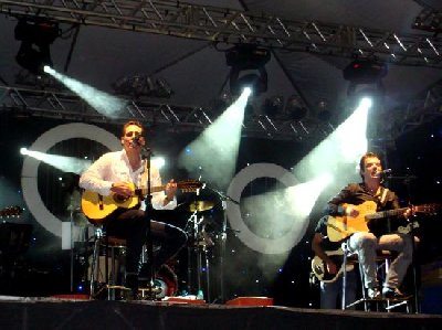 Henrique e Hernane durante apresentação na festa da SAMA