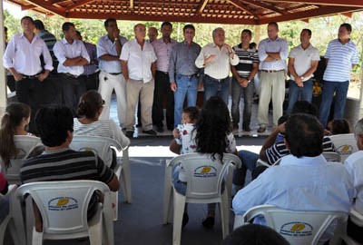 Vilmar Rocha discursa em reunião política em Niquelândia: eleição municipal em debate na cidade