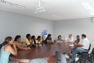 Prefeito Cícero com a primeira-dama Neuza e vereador Fabinho: lotes serão doados se casas não saírem