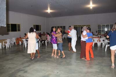 Música sertaneja de raiz, comida e muito forró durante baile para moradores da melhor idade na cidade