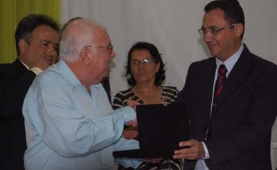 Pastor Osvaldo recebe honraria de Cleiton Zorzin
