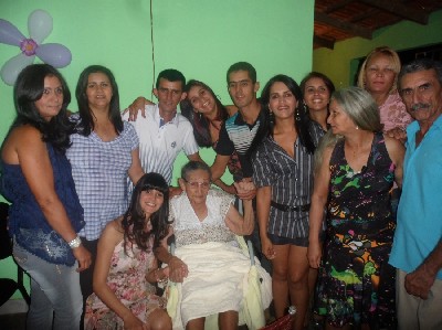 Cercada por familiares, Maria Josefa comemora os seus 105 anos