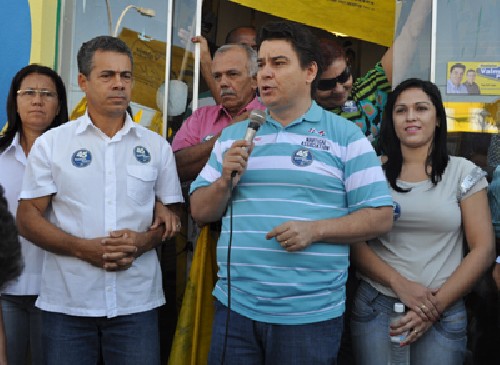 Professor André, o candidato Valmir Pedro e a esposa Anne Lígia: PSDB inicia campanha em Uruaçu