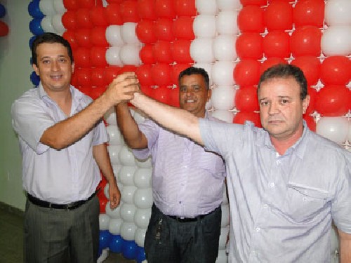 O candidato a vice-prefeito Nei Canela, Divan Resende e o candidato a prefeito Glimar do Prado