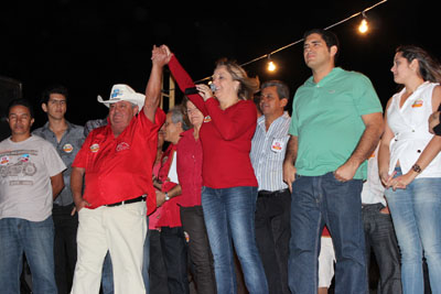 Tião Dutra e Vera durante abertura do comitê de campanha para as eleições na cidade de Rialma