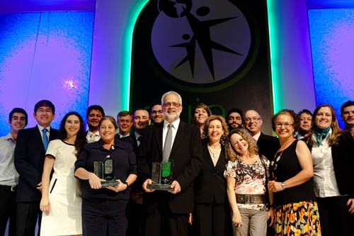 Equipe da Anglo American com o presidente da unidade Walter De Simoni após receber prêmio de Empresa Sustentável do Ano, do Guia Exame