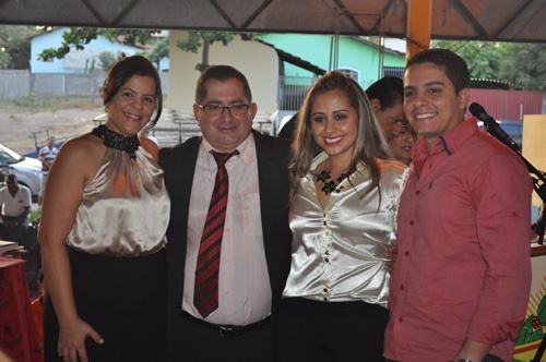 A prefeita Solange Bertulino com o esposo João Bertulino e os filhos do casal, na cerimônia de posse 